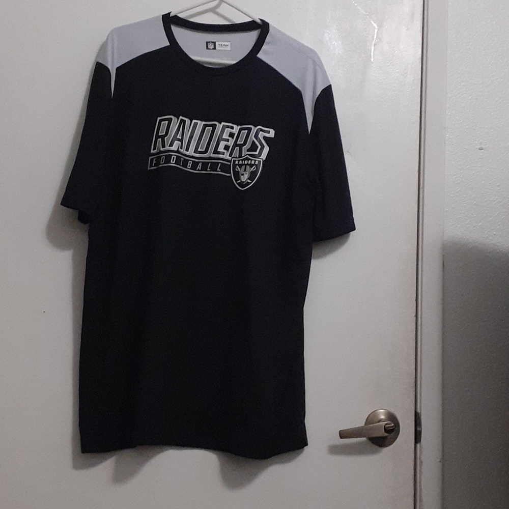 Raiders NFL to football T-shirt size extra large